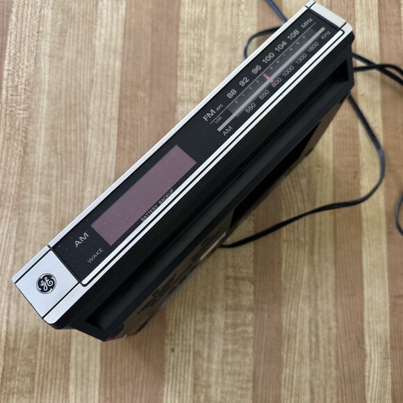 Vintage General Electric AM/FM Alarm Clock/Radio Model 7-4634B Woodgrain Tested - Picture 9 of 11